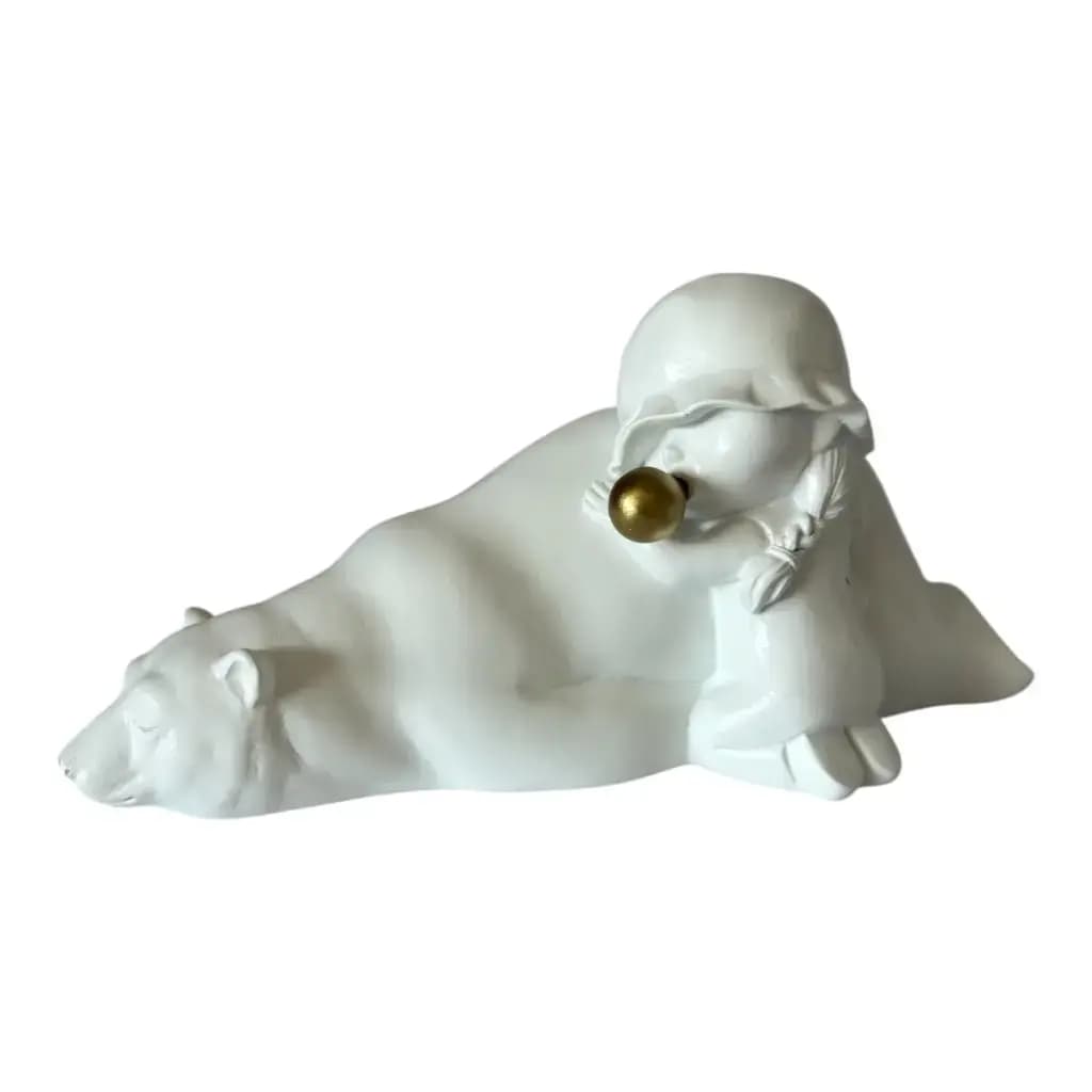 Escultura Menina com Urso