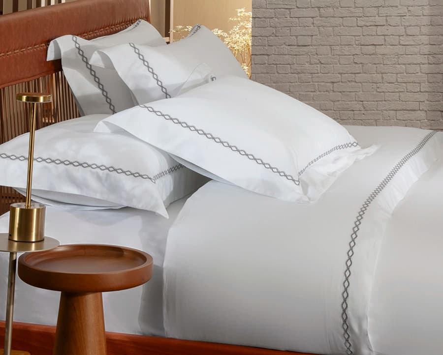 Jogo de Cama Bordado Mykonos Queen - Cetim 300 Fios 100% Algodão Egípcio - Casa K